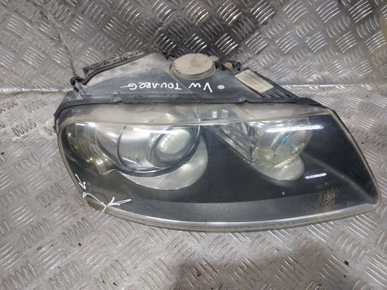 фара правая Volkswagen Touareg