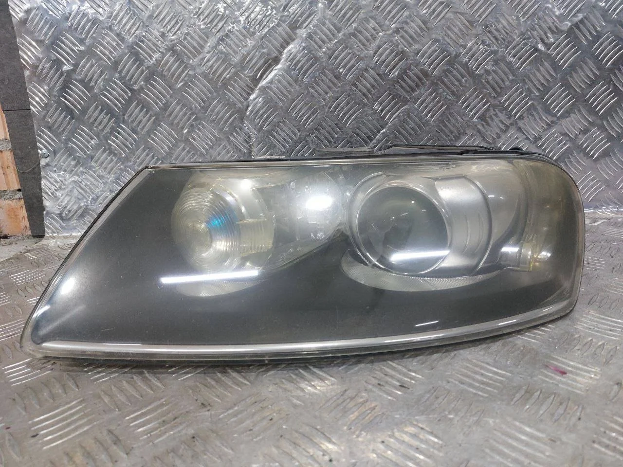 фара левая Volkswagen Touareg