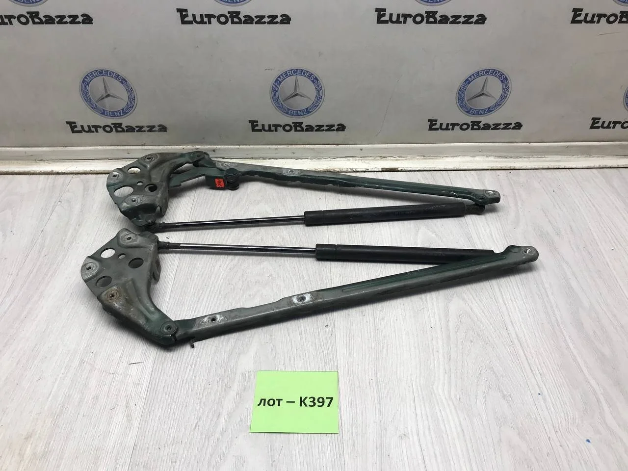 Петля капота Mercedes W210