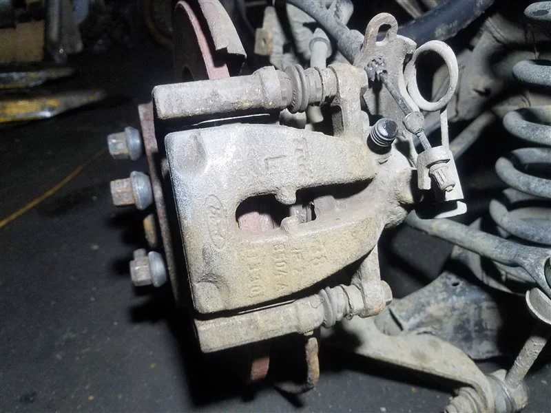 Суппорт задний левый Ford Kuga 1 (08-12) SUV 2.0L