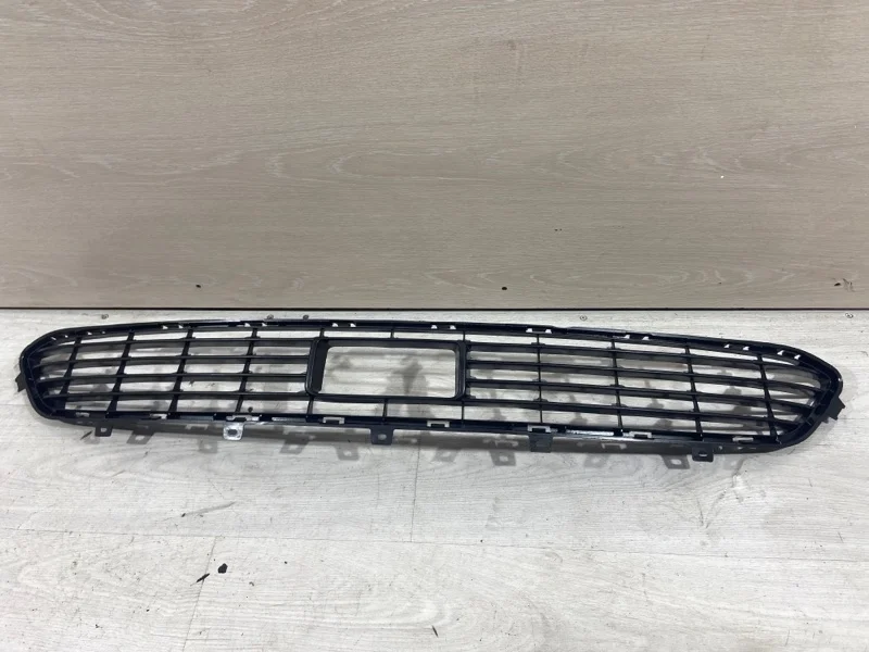 Решетка в бампер центральная Nissan Infiniti QX56