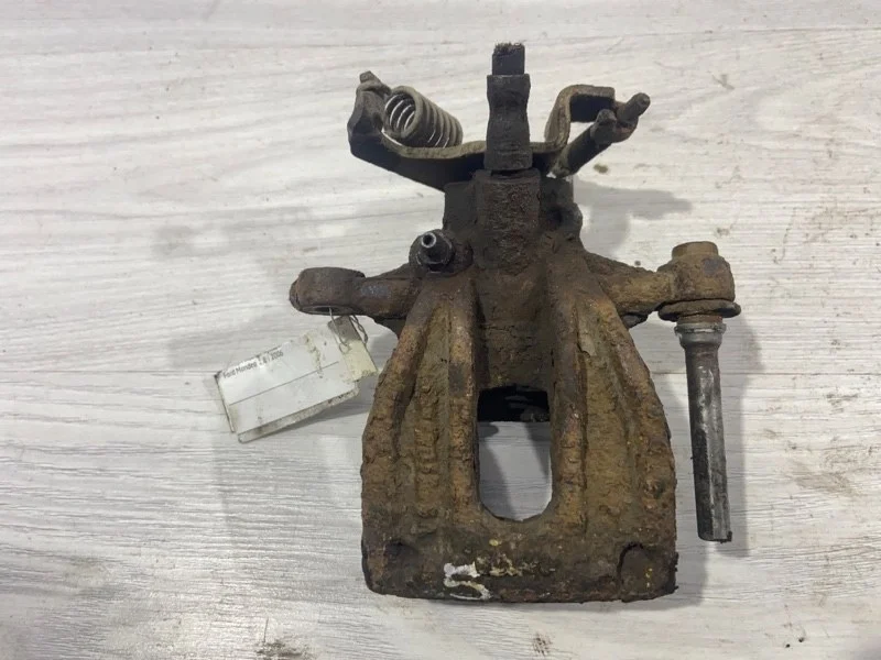 Суппорт задний левый Ford Mondeo 3 (00-07) ХЭТЧБЕК