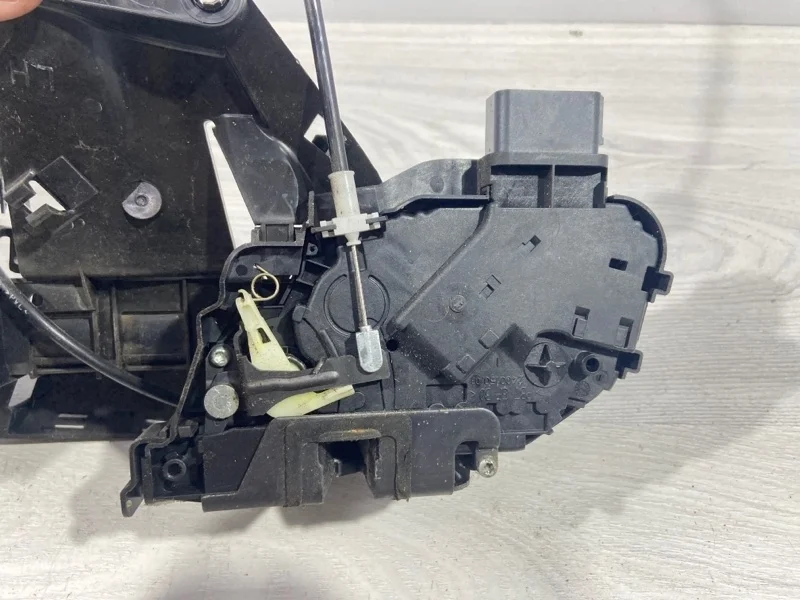 Замок двери передней левой Ford C-MAX (07-10)