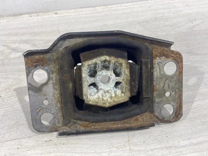 Опора двигателя левая Ford Mondeo 4 (07-14)