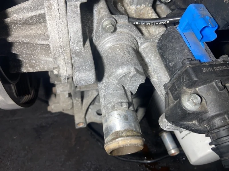 Корпус термостата Ford Focus 3 (11-14) ХЭТЧБЭК