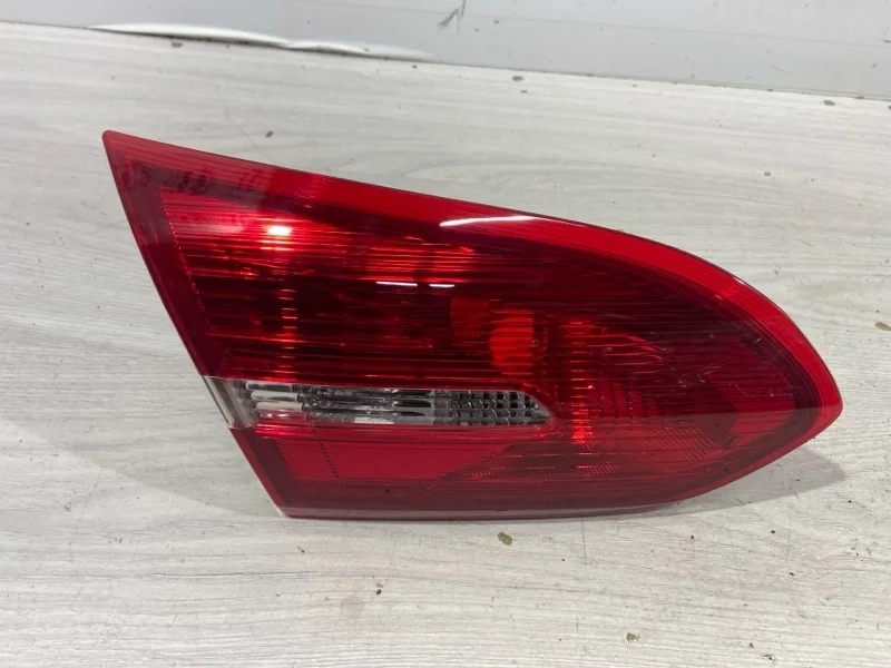 Фонарь задний внутренний левый Ford Focus 3
