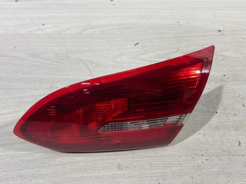 Фонарь задний внутренний правый Ford Focus 3