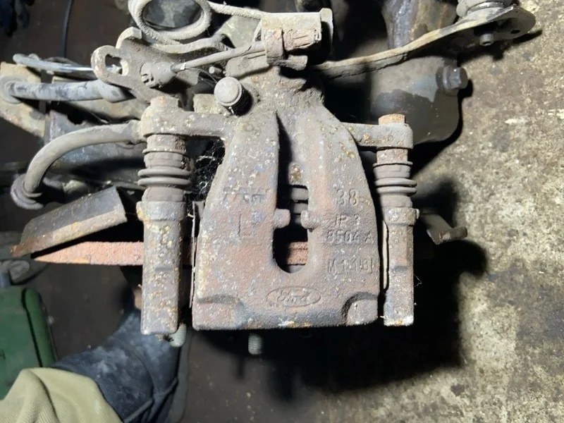 Суппорт задний левый Ford Mondeo 4 (07-14) ХЭТЧБЭК