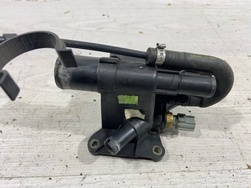 Фланец системы охлаждения (тройник) Ford S-MAX