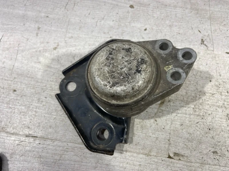 Опора двигателя правая FORD Fusion (01-12) UAV