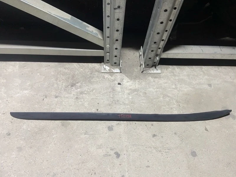 Молдинг лобового стекла правый Ford Focus 3