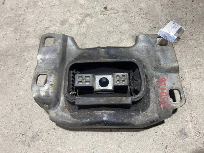 Опора двигателя левая Ford Focus 3 ХЭТЧБЭК 1.5L