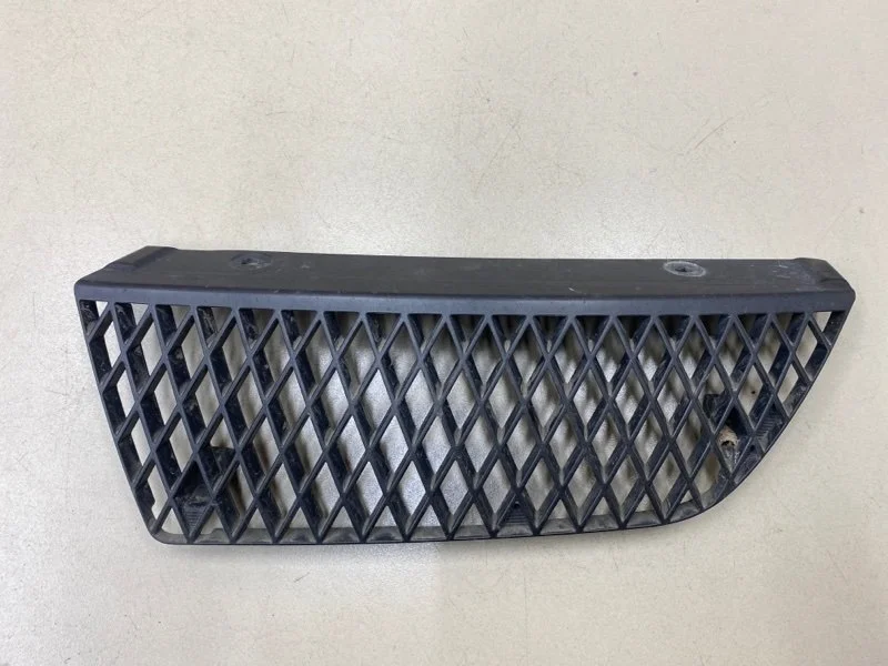 Решетка радиатора левая Mitsubishi Lancer 9 CS