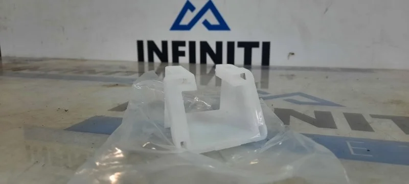 Кронштейн форсунки фароомывателя левый INFINITI