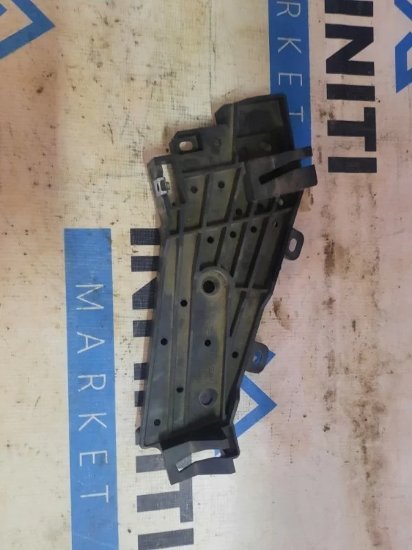 Кронштейн направляющая фары передний правый