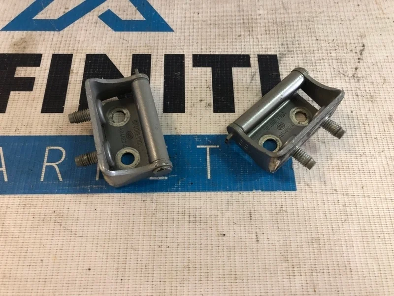 Петля крышки багажника задняя левая INFINITI QX70