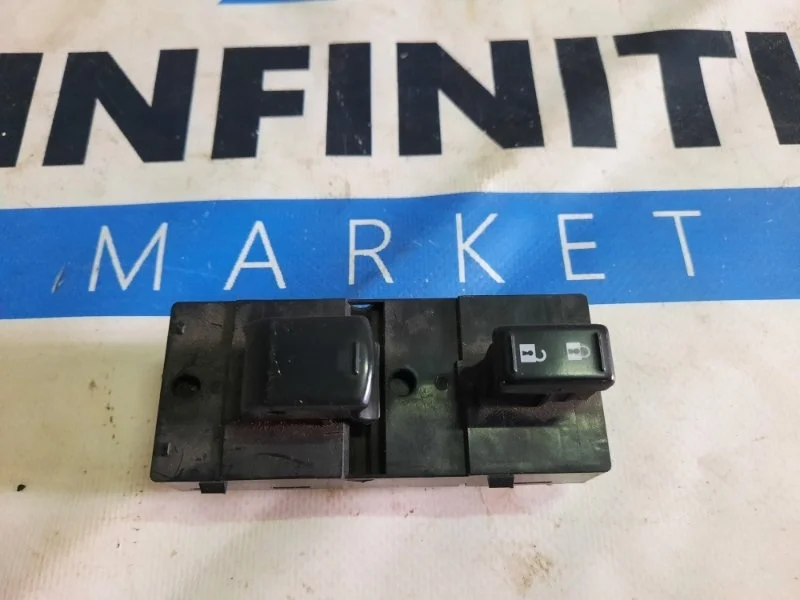 Кнопка стеклоподъемника передняя правая INFINITI