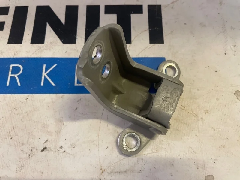 Петля двери нижняя передняя левая INFINITI QX80