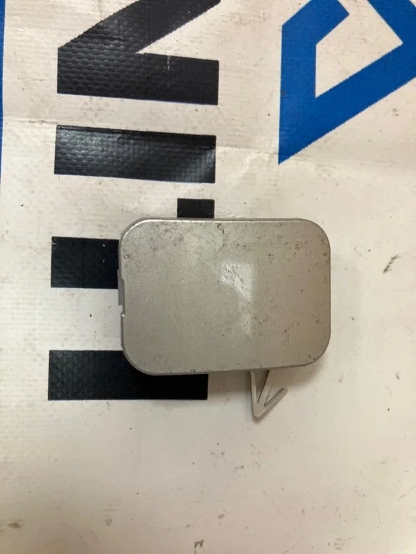 Заглушка буксировочного крюка бампера передняя