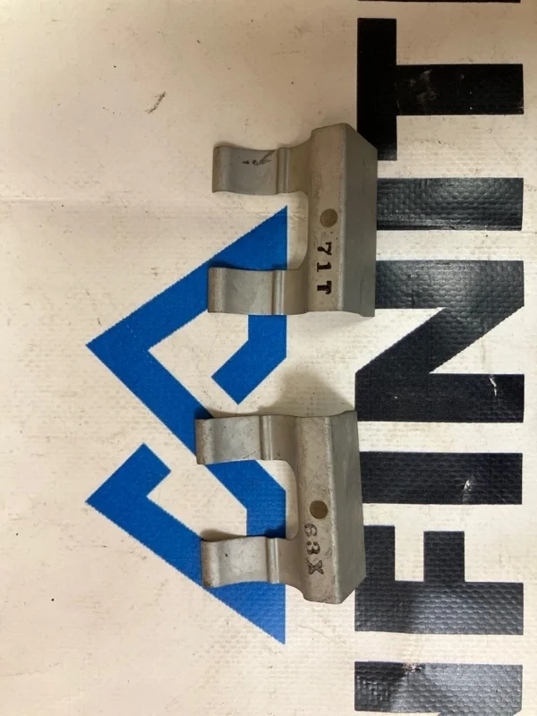 Скоба форсунки фароомывателя (зажим) передняя