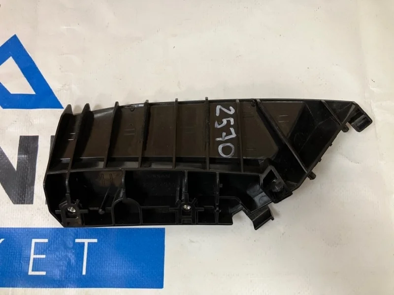 Кронштейн бампера верхний передний правый INFINITI