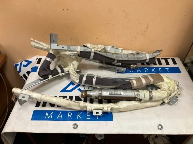 Шторка безопасности правая INFINITI QX80 Z62