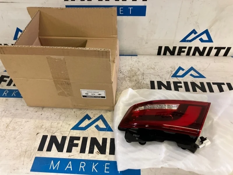 Фонарь в крышку багажника задний правый INFINITI