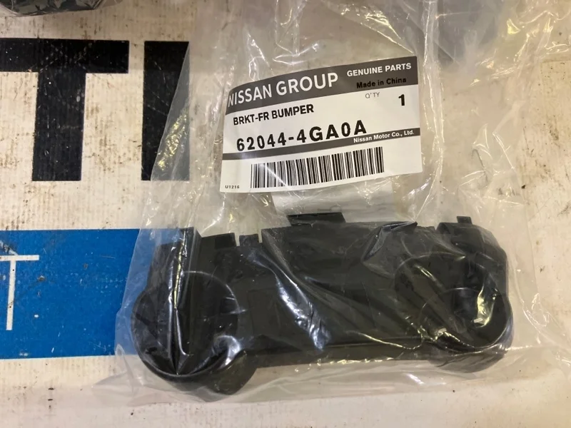 Кронштейн (крепление) правый INFINITI Q50 V37