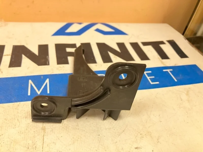 Кронштейн обшивки двери (крепление) задний правый