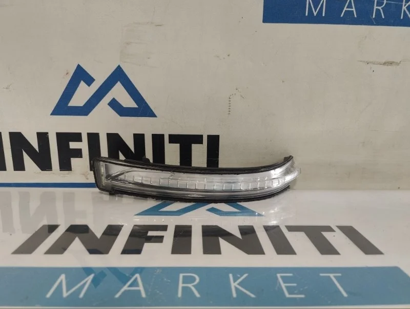 Повторитель поворота зеркала правый Nissan Murano