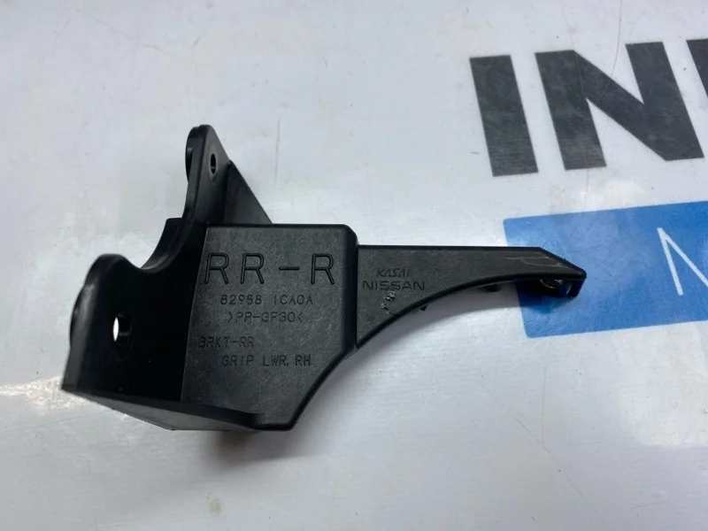 Кронштейн обшивки двери (крепление) задний правый