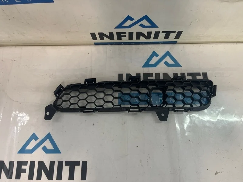 Решетка бампера нижняя передняя правая INFINITI