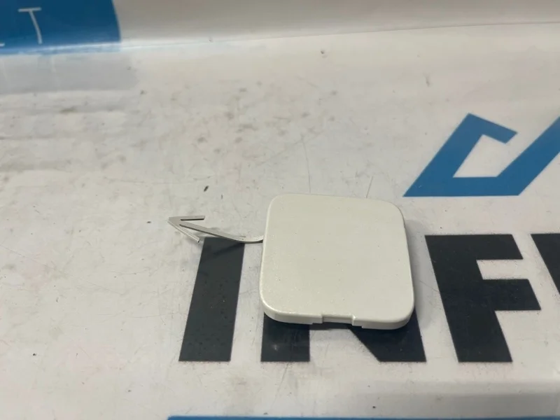 Заглушка буксировочного крюка бампера задняя