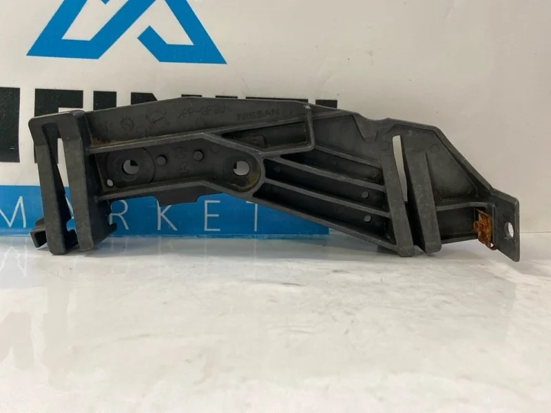 Кронштейн направляющая фары передний правый