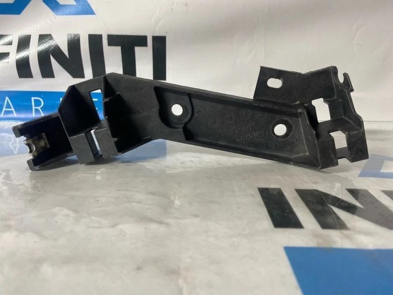 Кронштейн направляющая фары передний правый