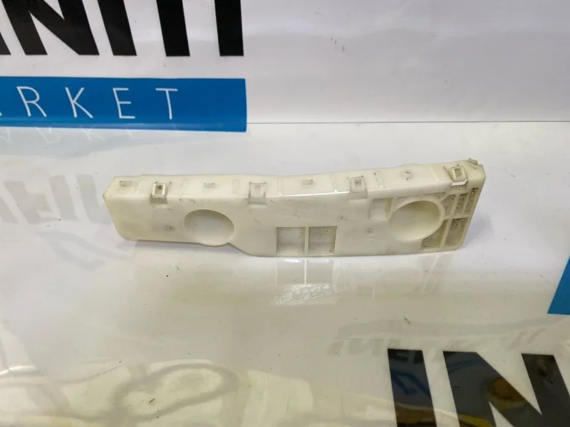 Кронштейн крыла (крепление) передний правый NISSAN