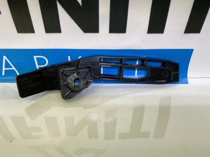 Кронштейн бампера верхний передний правый INFINITI