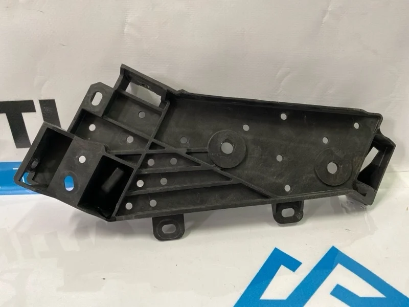 Кронштейн направляющая фары передний правый