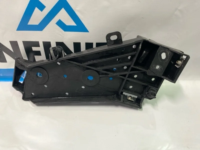 Кронштейн направляющая фары передний правый