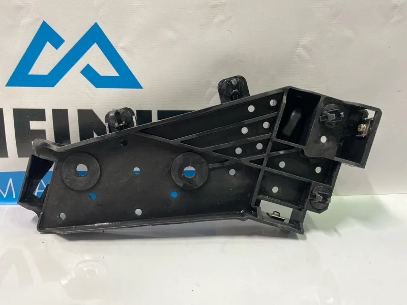 Кронштейн направляющая фары передний правый