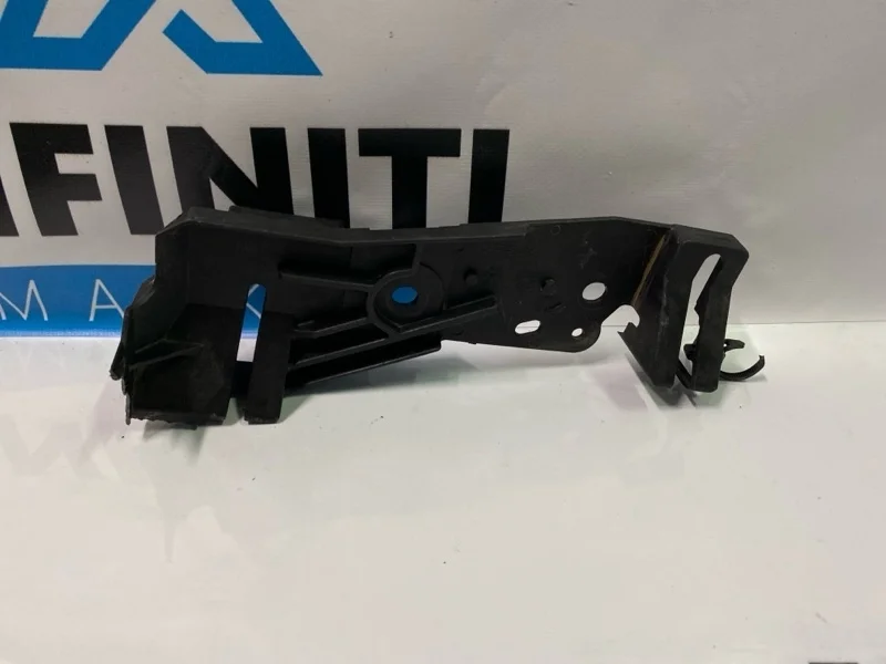 Кронштейн направляющая фары передний левый