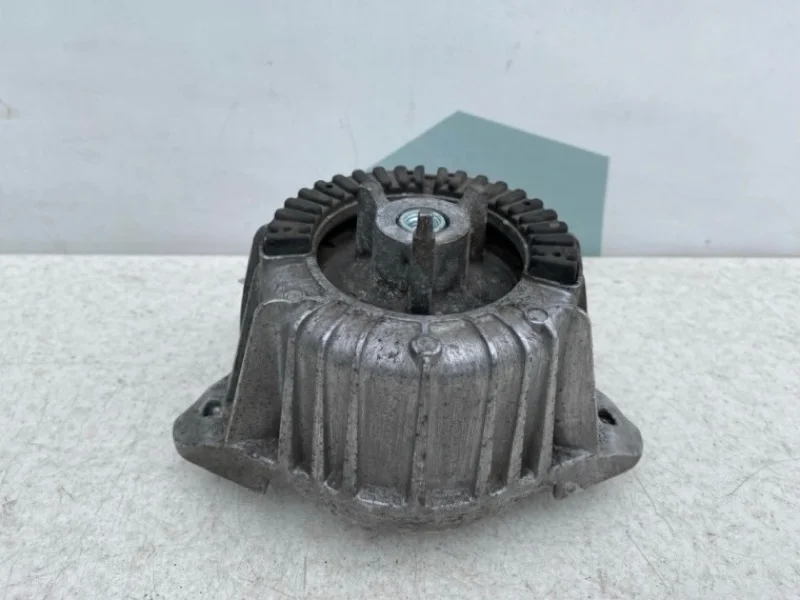 Подушка двигателя Mercedes-benz 2011 W204