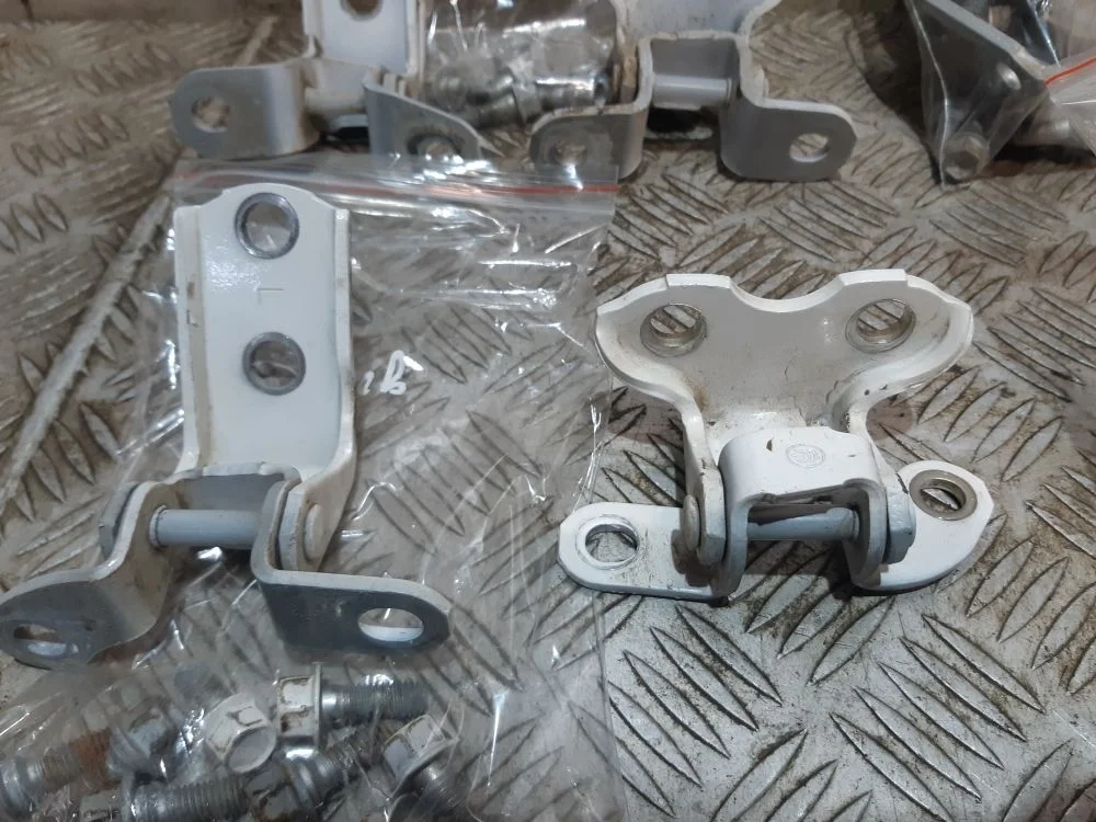 Петля двери Toyota Mark X I (2004—2009)