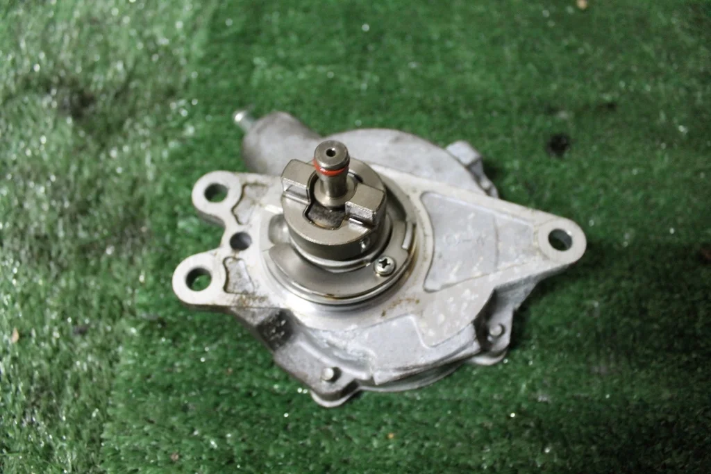 Б.у. вакуумный насос TOYOTA NOAH ZRR70 TOYOTA NOAH ZRR70