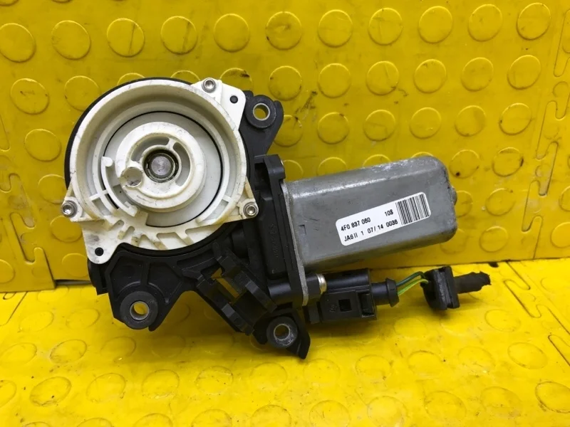 Доводчик двери Porsche Panamera 2014 4F0837060 970 CWAA, передний правый