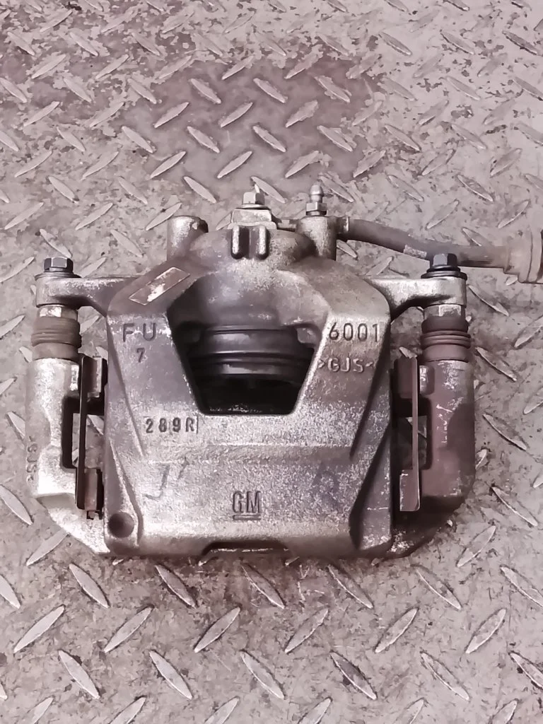 Суппорт тормозной CHEVROLET Cruze 13301189 J300, передний левый