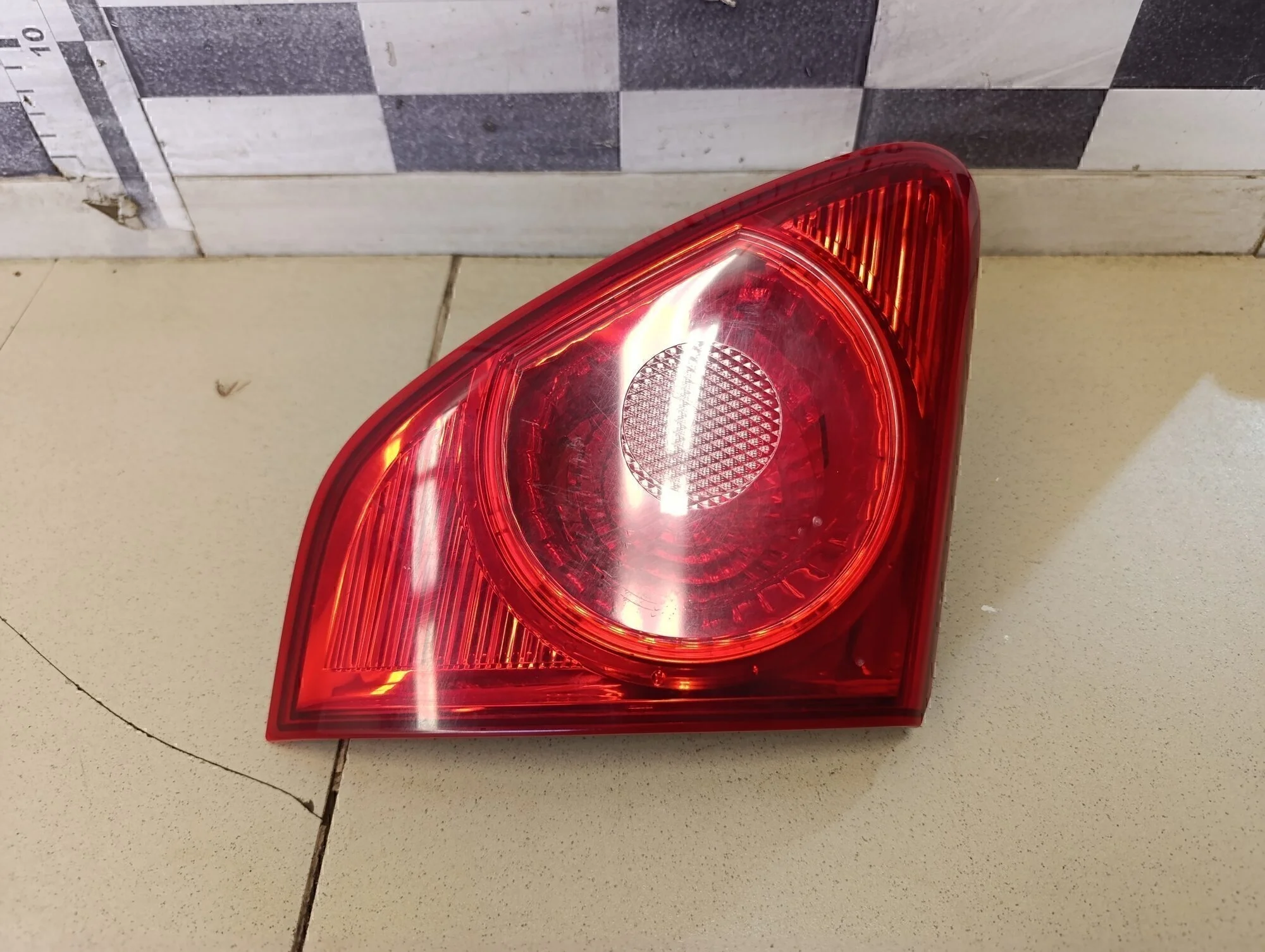 Фонарь задний внутренний левый Corolla E15 2006-2013