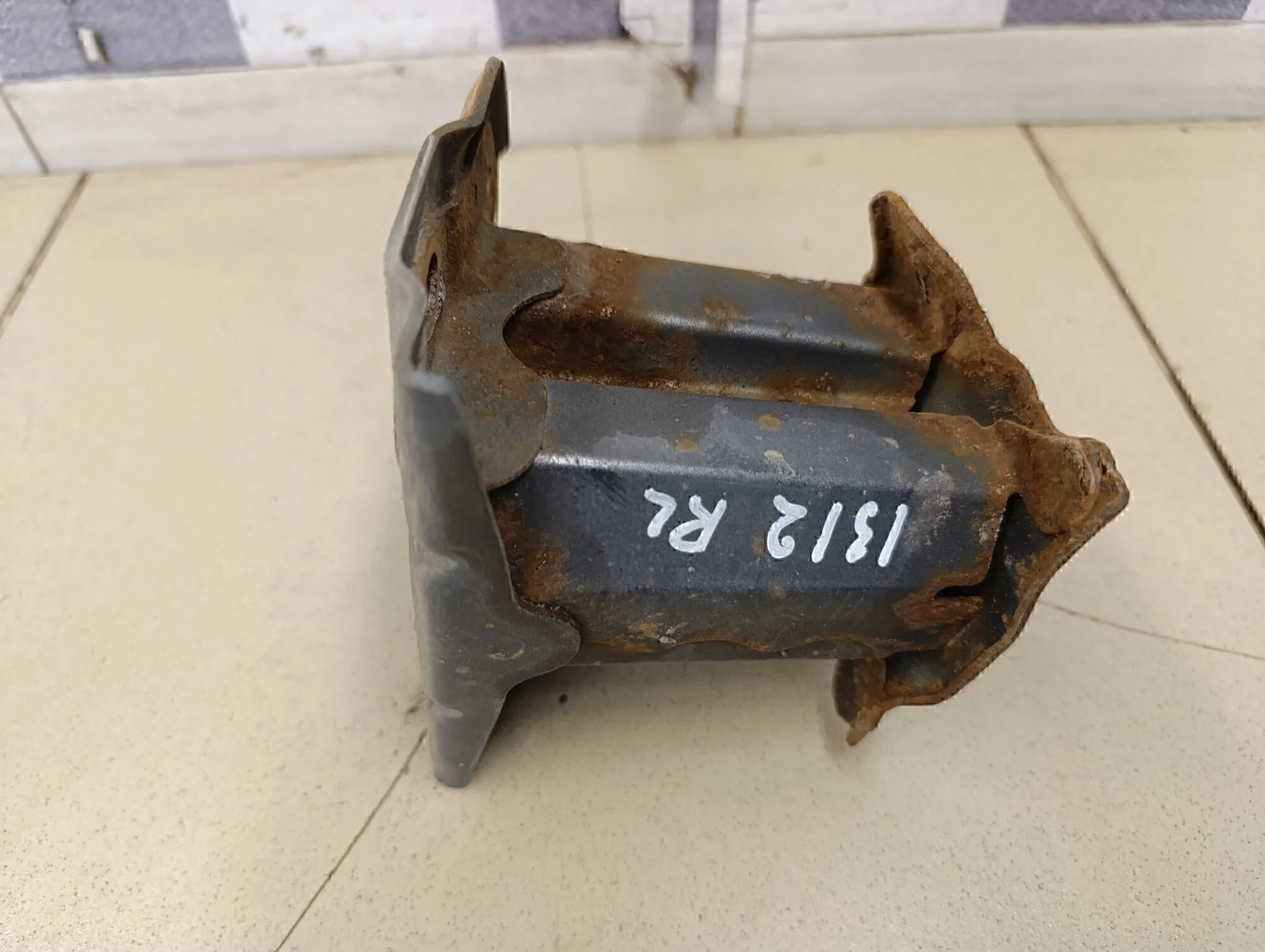 Кронштейн усилителя заднего бампера левый Corolla E15 2006-2013