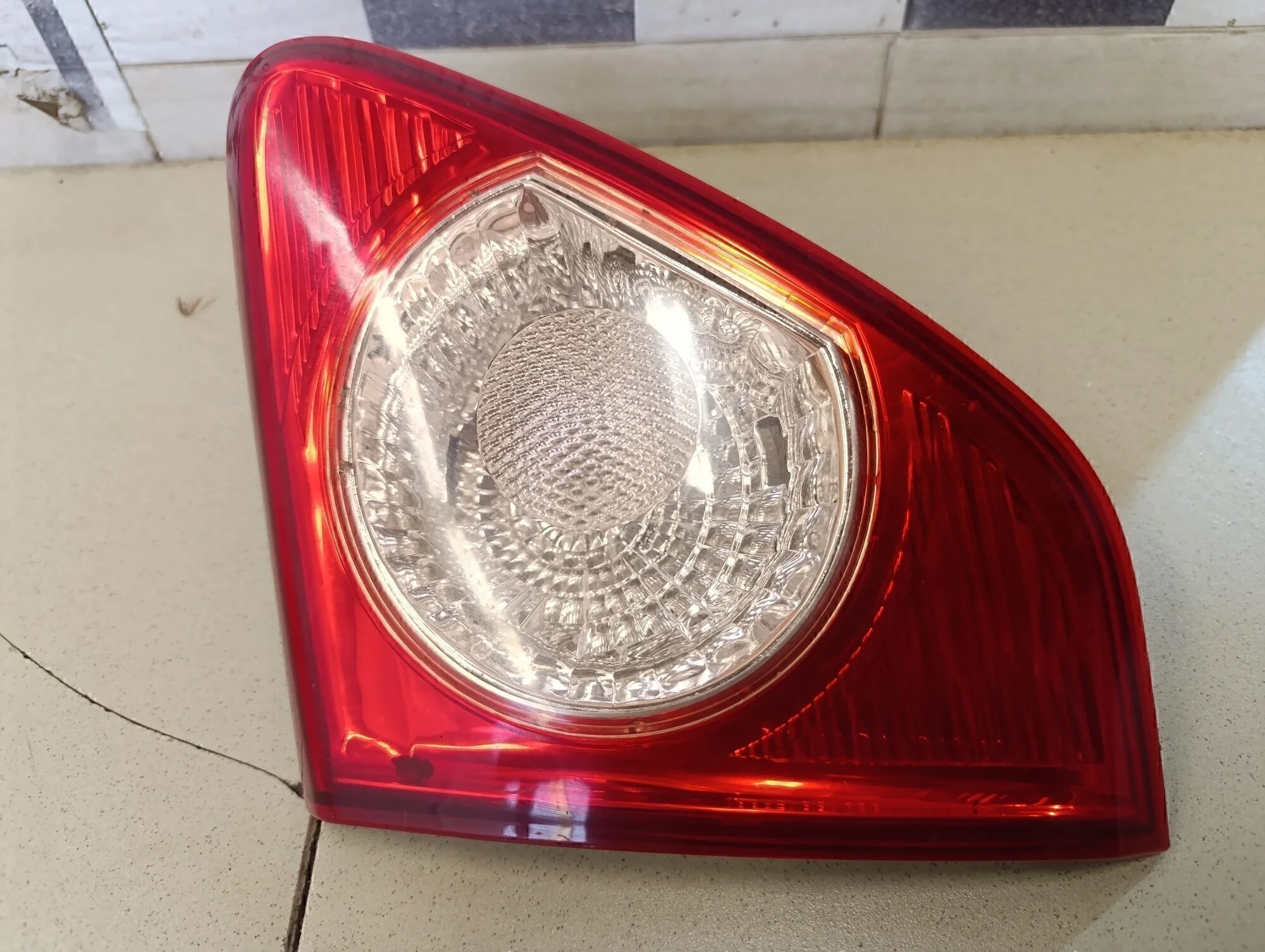 Фонарь задний внутренний правый Corolla E15 2006-2013