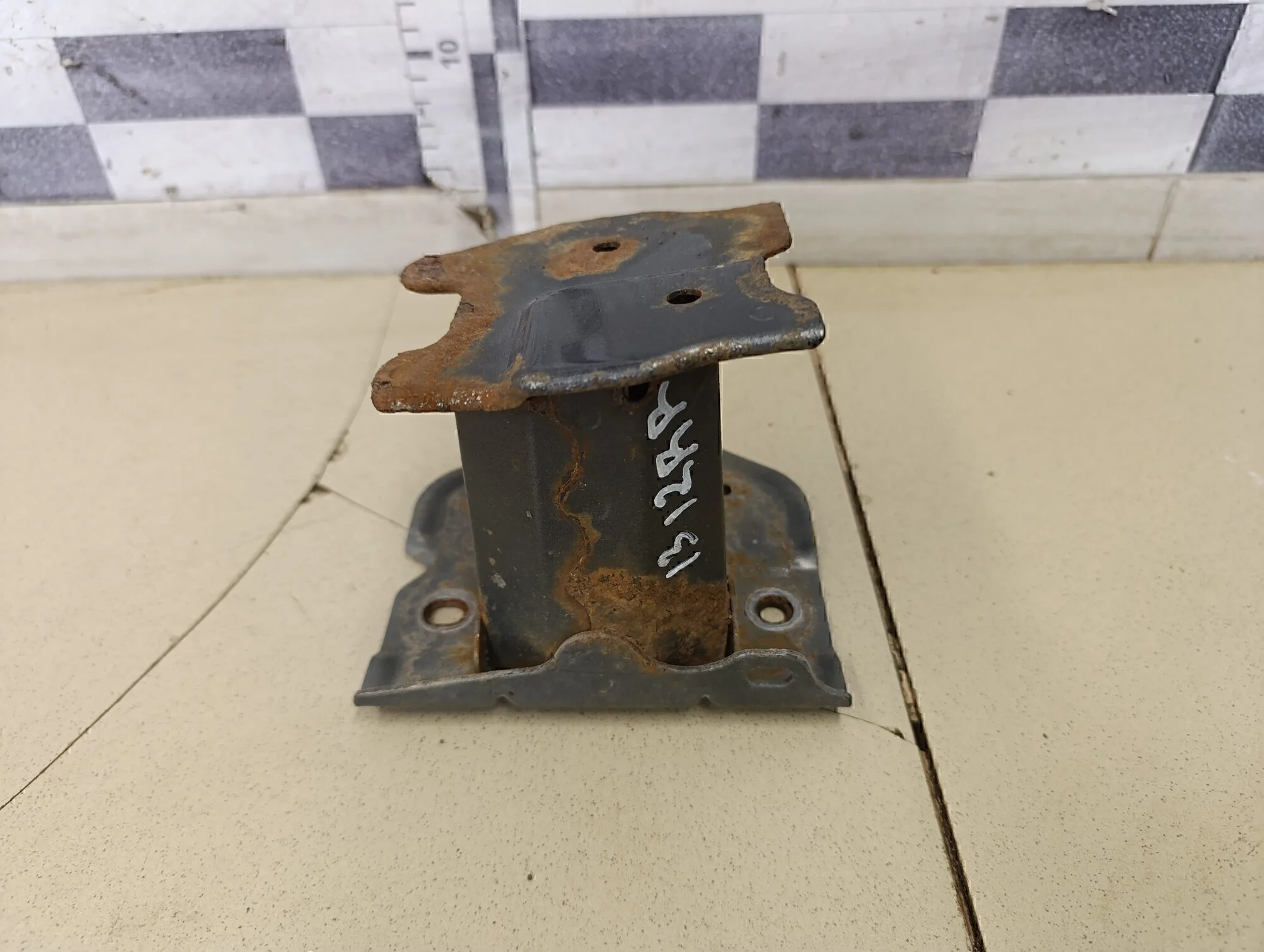 Кронштейн усилителя заднего бампера правый Corolla E15 2006-2013